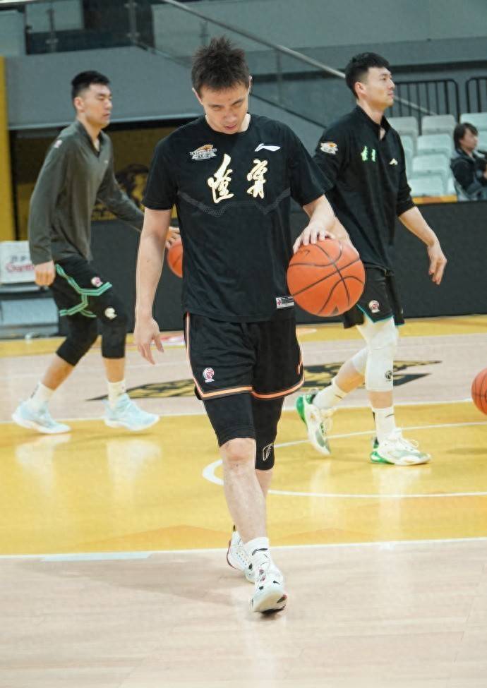 CBA新赛季即将开幕，球员合练备战迎冠军